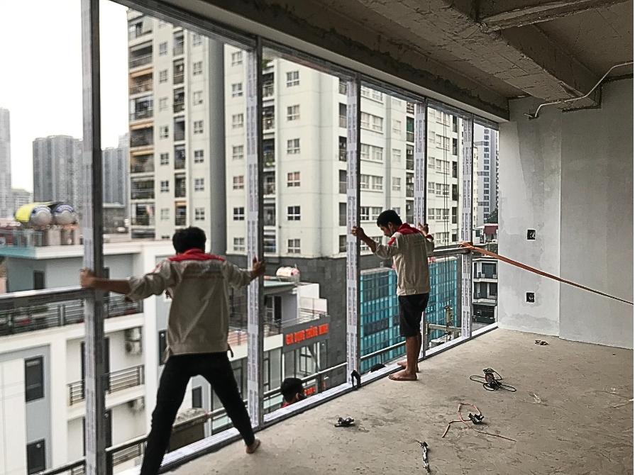 Hình ảnh công nhân của Veka Home đang lắp đặt cửa tại công trình