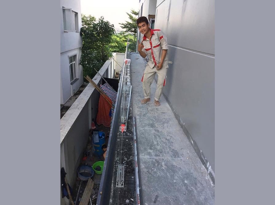 Công nhân của Veka Home đang lắp đặt sản phẩm tại công trình