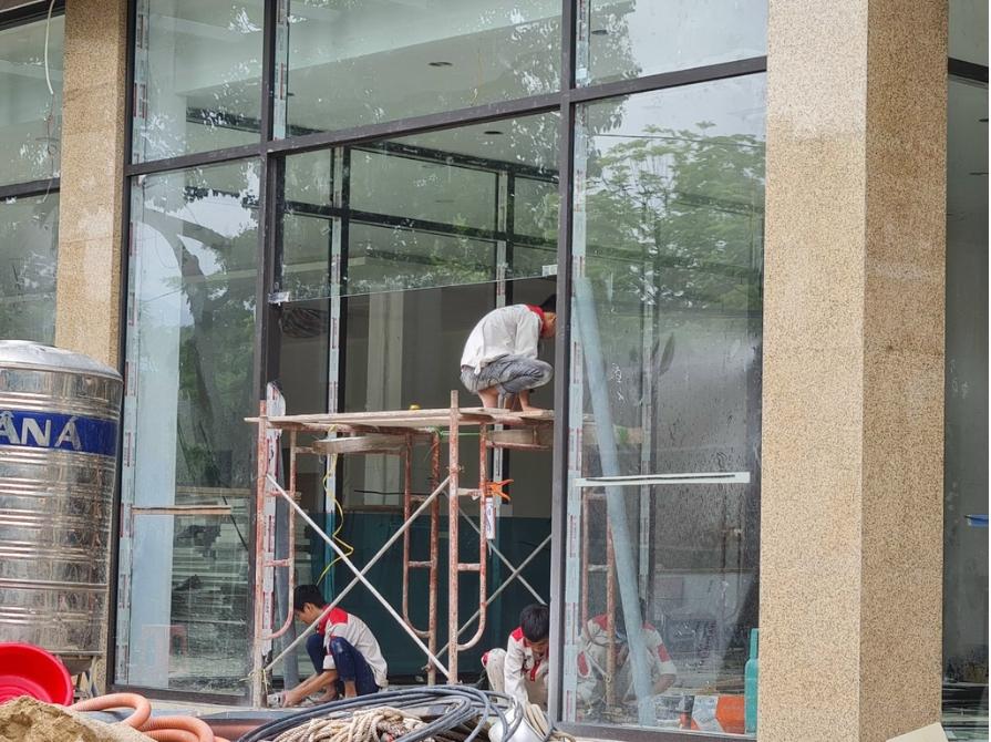 Công nhân của Veka Home đang lắp đặt sản phẩm tại công trình