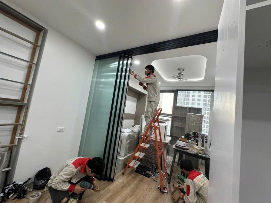 Công nhân của Veka Home đang lắp đặt cửa tại công trình