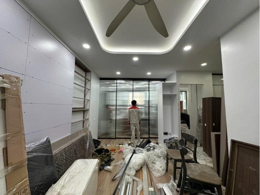 Hình ảnh công nhân của Veka Home đang lắp đặt sản phẩm tại công trình