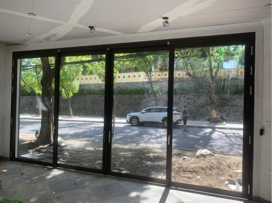 Hình ảnh một cửa trượt quay đã được Veka Home hoàn thiện