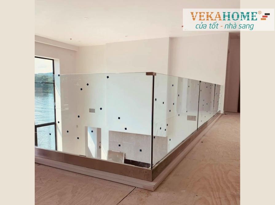 Lan can kính âm sàn