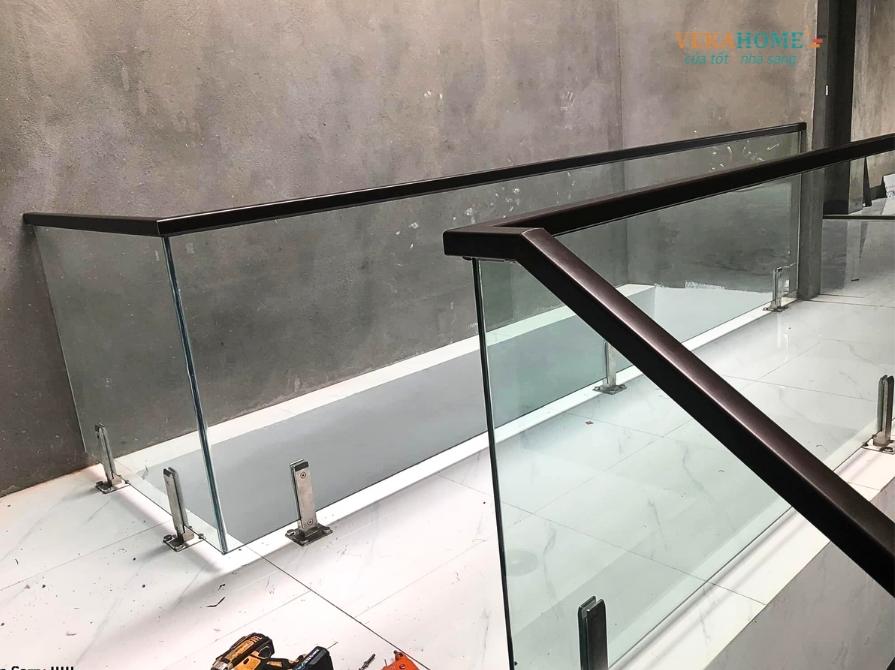 Mẫu lan can kính tay vịn nhôm phổ biến