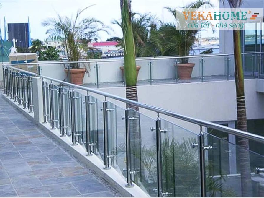 Gợi ý cho bạn mẫu lan can kính ban công đẹp