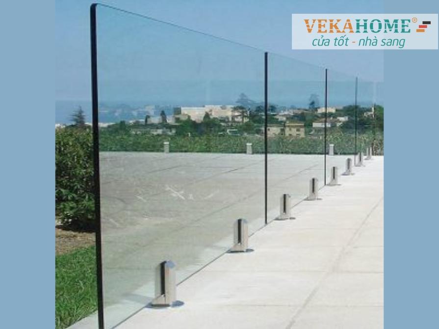 Lan can kính chân kẹp thấp