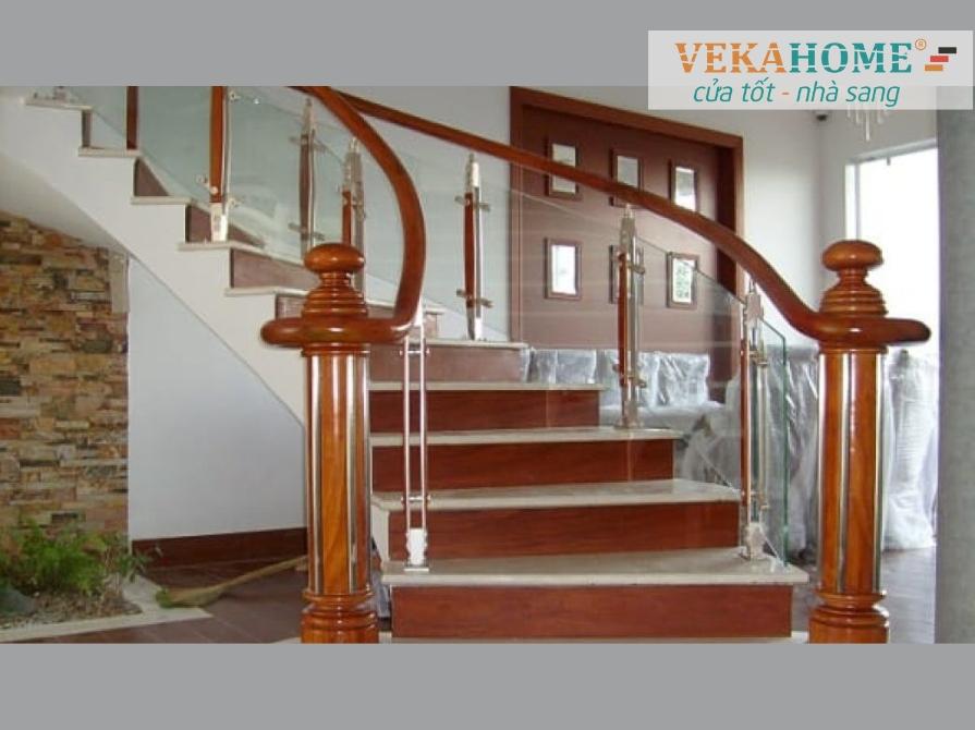 Mẫu lan can kính tay vịn gỗ phổ biến