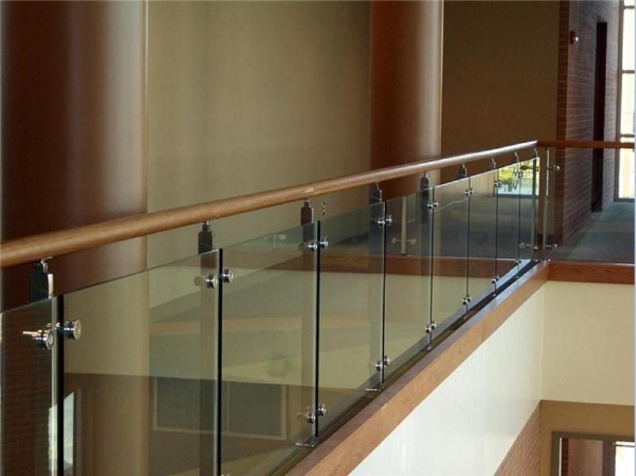 Mẫu lan can kính tay vịn gỗ phổ biến