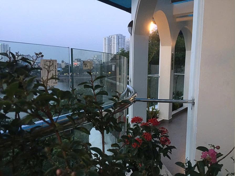 Mẫu lan can ban công kính cường lực đẹp