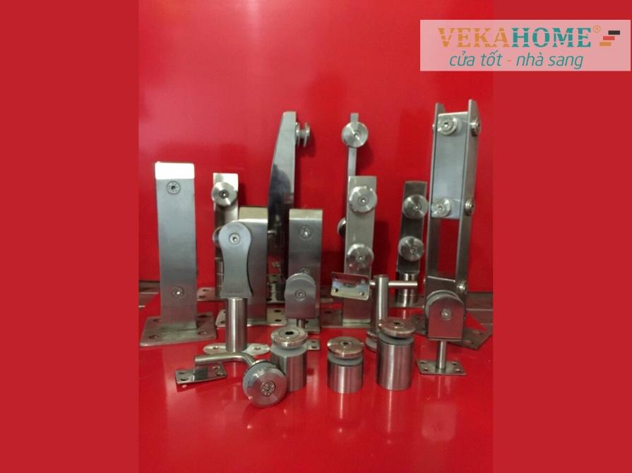 Một số chân lan can kính