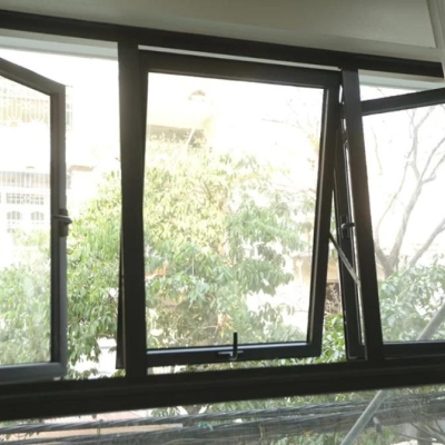 Cửa sổ mở quay hất